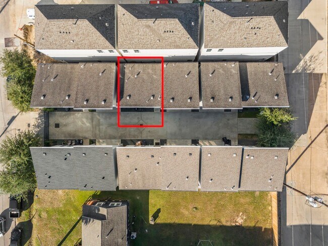 Building Photo - 2210 Lou Ellen Ln