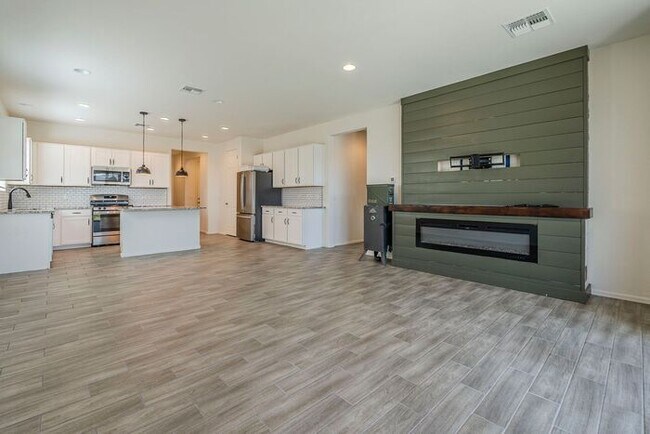 Building Photo - Bright & Stylish 3BR Home in La Estancia |...