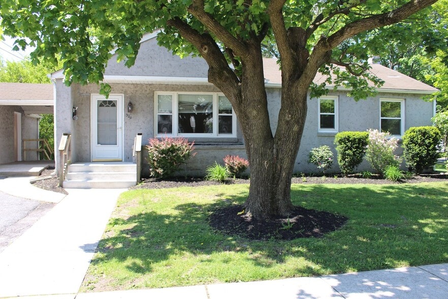 Primary Photo - 320 Victoria St