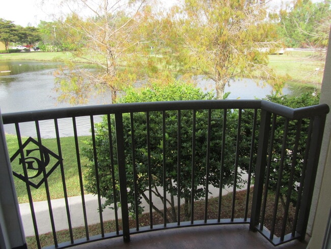 Building Photo - 700 Crestwood Ct S