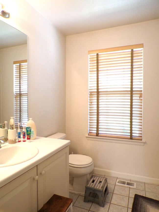 Building Photo - Cozy Hidden Gem in the Heart of Lakewood! ...