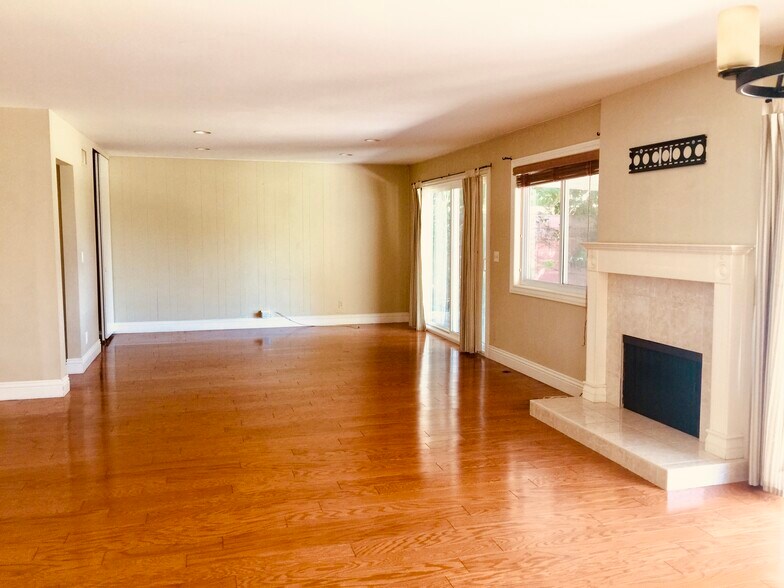 Building Photo - 7342 Ponce Ave