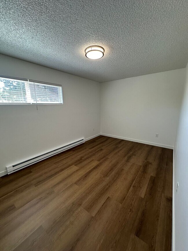 Building Photo - SPACIOUS 3-BEDROOM HOME NEAR OREGON TECH AND SKY LAKES  Located just 1.5 miles from Oregon Tech a...