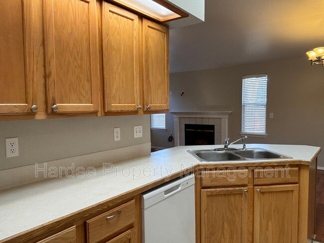 Building Photo - 1362 Pineridge Dr E