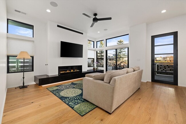 Building Photo - Waterfront End-Unit | 3 Bed | 3 Bath | 2,189 Sq. Ft. | Gated Community | Luxury Lake Living