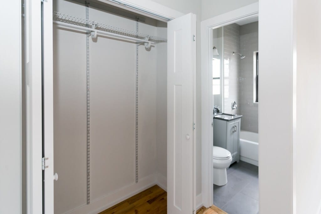 Building Photo - 2214 W Wilson Ave