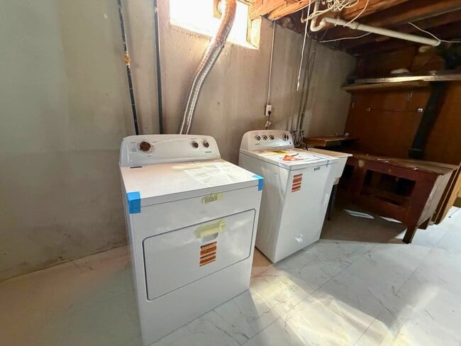 Building Photo - Updated Ranch with New Appliances