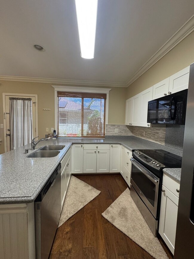 Building Photo - Stunning  3-Bedroom/2.5-Bath - $3800.00 Lo...