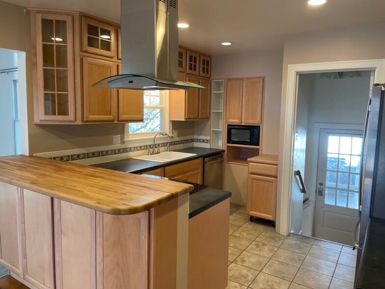 Building Photo - 2415 3rd Ave S