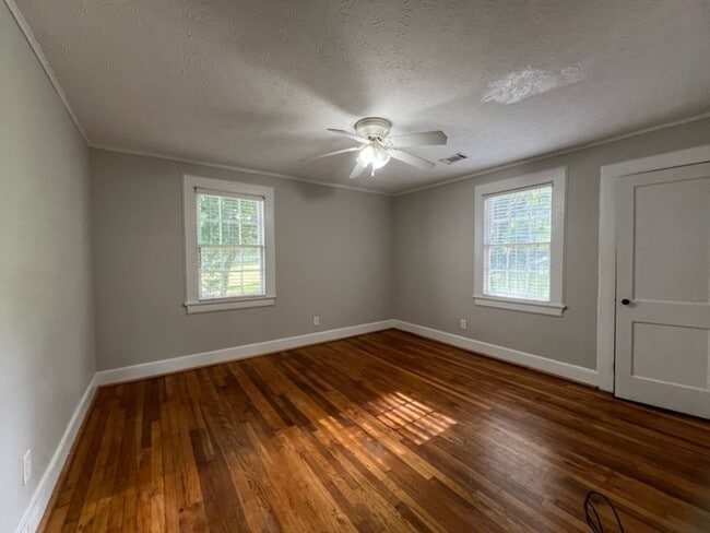 Building Photo - Adorable 3 Bedroom/2 Bath Home located in ...