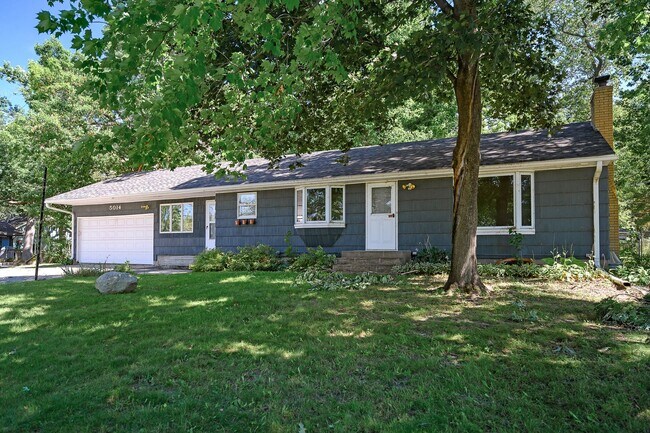 Building Photo - Gorgeous Shoreview House 3BR 1 Bath  Available Early May!