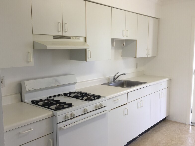 Kitchen, New Gas Stove - 2341 Roosevelt St