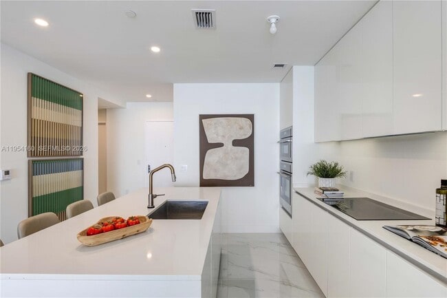 Building Photo - 700 NE 24th St