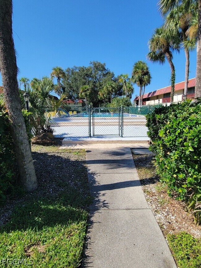 Building Photo - 1372 Archer St