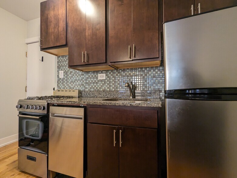 Building Photo - 813 W Cornelia Ave