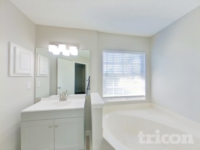 Building Photo - 1020 Woodbridge Hollow N