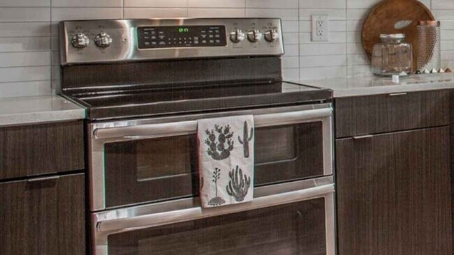 Building Photo - Over the top 1BR