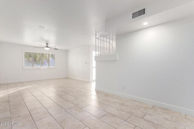 Building Photo - Beautiful townhome in Scottsdale!