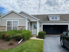 Building Photo - Single level open concept duplex features ...