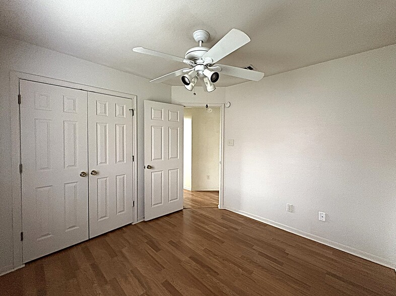 Building Photo - 3912 Bur Oak Dr