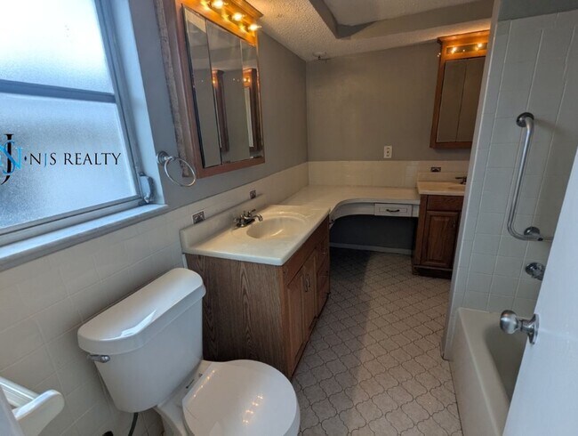 Building Photo - 3/2/1 1412 Sq. Ft. home with renovated kit...
