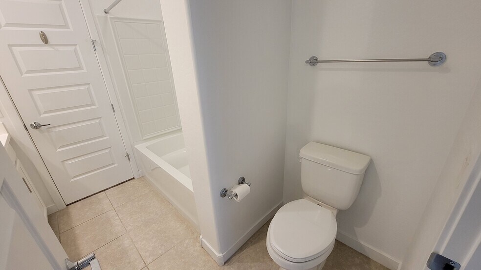 Pass-Through Full Bathroom 2 - 9530 E Tesla Ave
