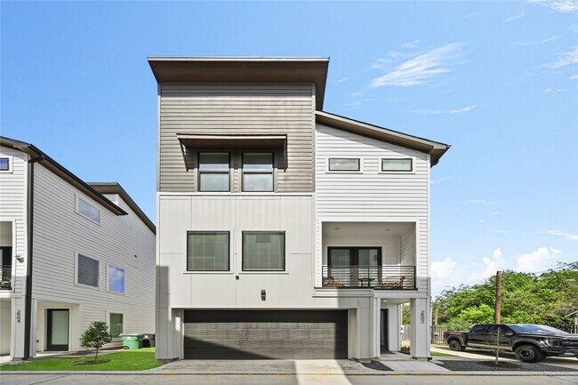 Building Photo - 2502 Tuam St