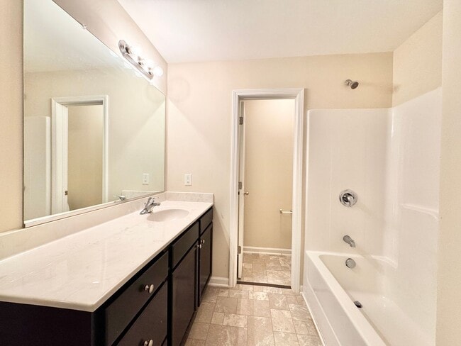 Building Photo - 3 Bedroom End Unit in Robyn's Glen !