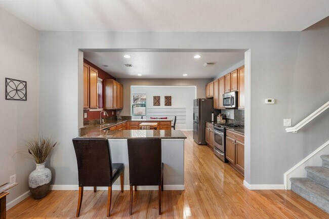 Building Photo - Furnished & Fully Equipped Low Maintenance Town Home (Somersett - Utilities Included)