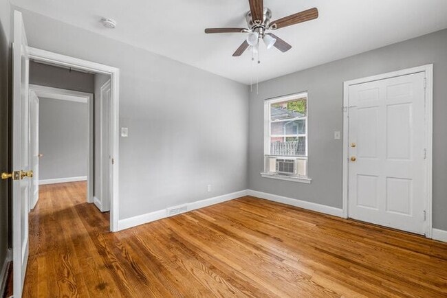 Building Photo - Adorable Duplex in the UNCG Area, Hardwood...