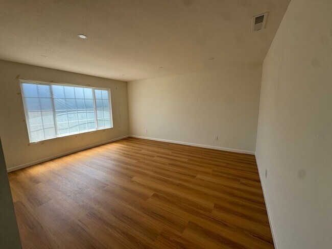 Building Photo - Beautiful Large Three Bedroom on Marina Av...