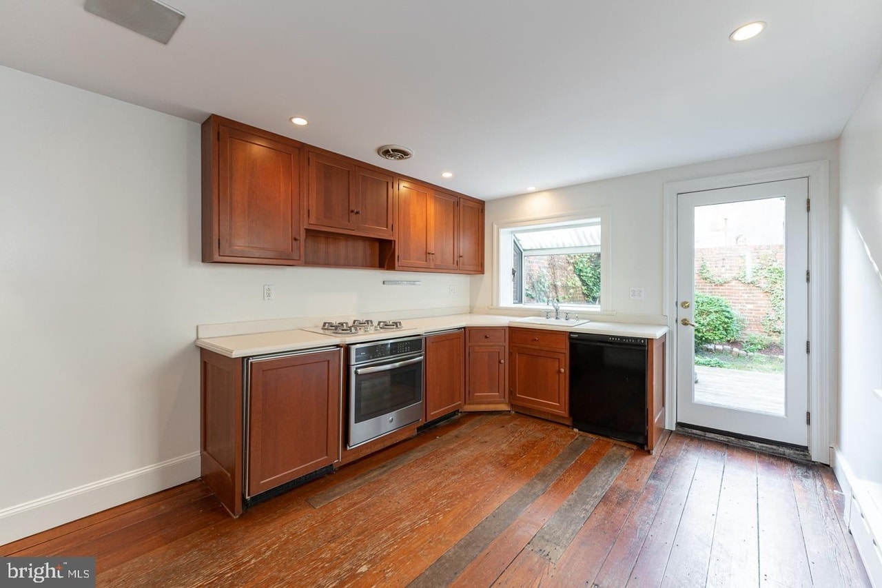 Kitchen - 1038 N Leithgow St
