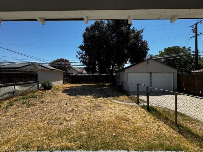 Building Photo - 1106 N Fruit Ave