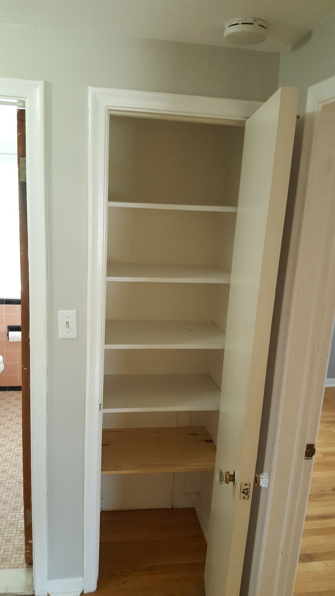 320 Parkview Linen c=Closet - 320 Parkview Dr