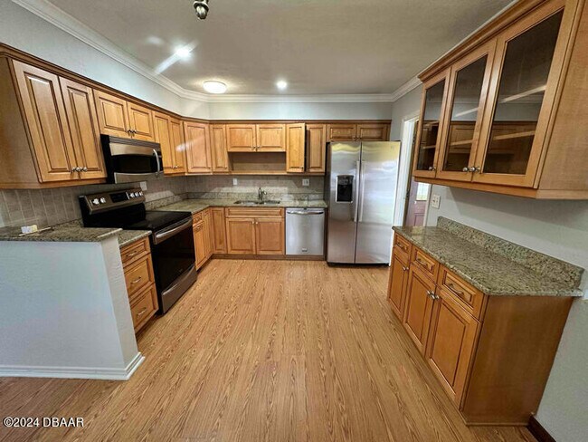 Building Photo - 736 White St