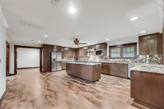 Building Photo - 4900 Balcones Dr