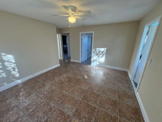 Building Photo - 2 Bedroom 1 Bath 2nd floor unit WATER INCL...