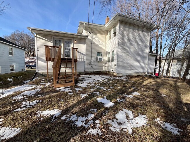 Building Photo - Rent Special - 3 Bed/2 Bath Duplex Apartment Near Downtown!