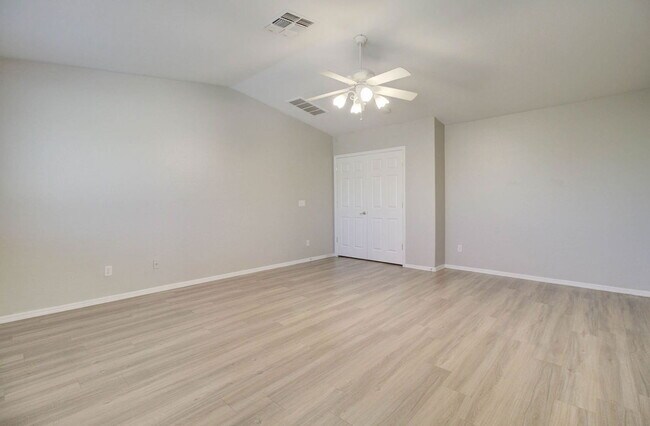 Building Photo - 2026 E County Down Dr