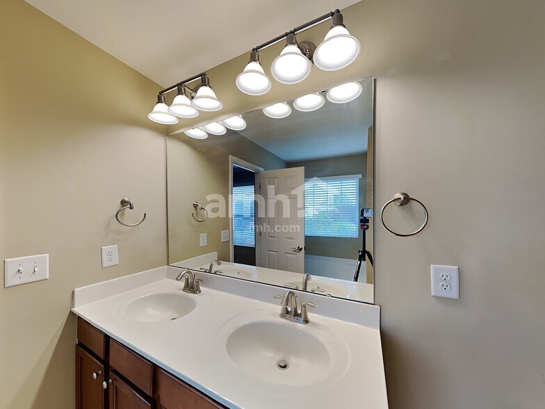 Building Photo - 3617 Althorp Dr