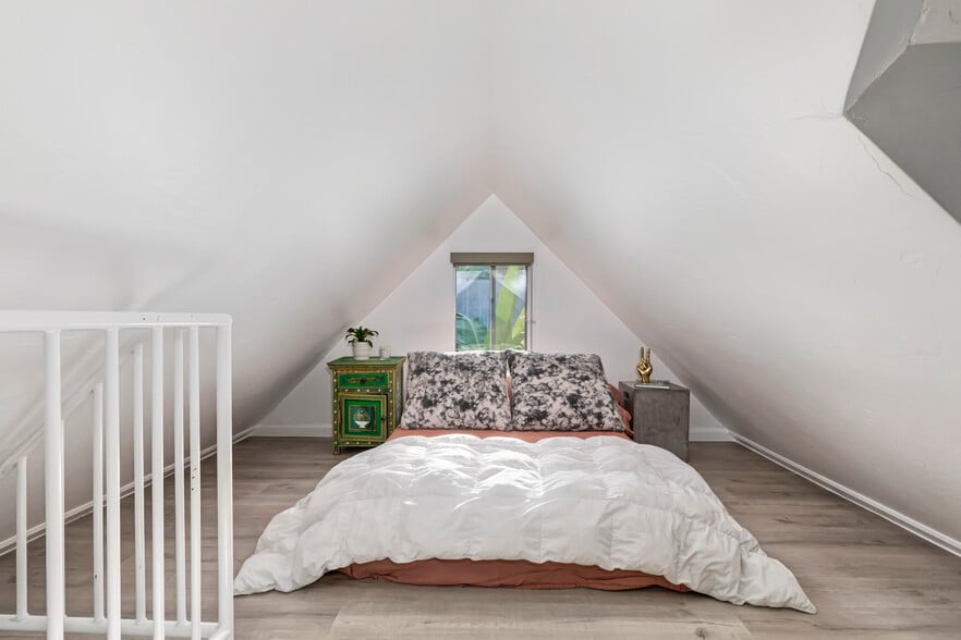 Building Photo - 2427 N Gower St