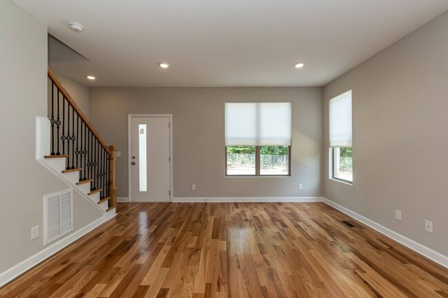 Building Photo - LIKE NEW THREE BEDROOM HOME!