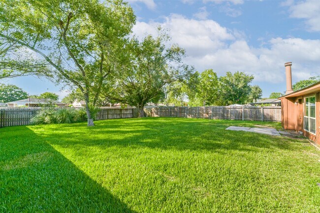 Building Photo - 2406 Pilgrims Bend Dr