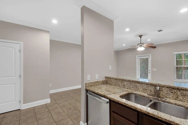 Building Photo - 17 W Shady Oaks Ln