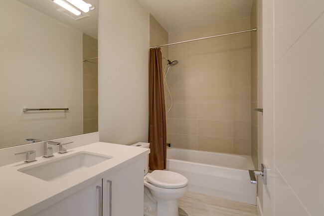 Building Photo - Luxurious & Contemporary 5 bed home in Red...