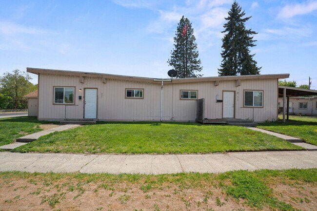 Building Photo - 420 E Sanson Ave