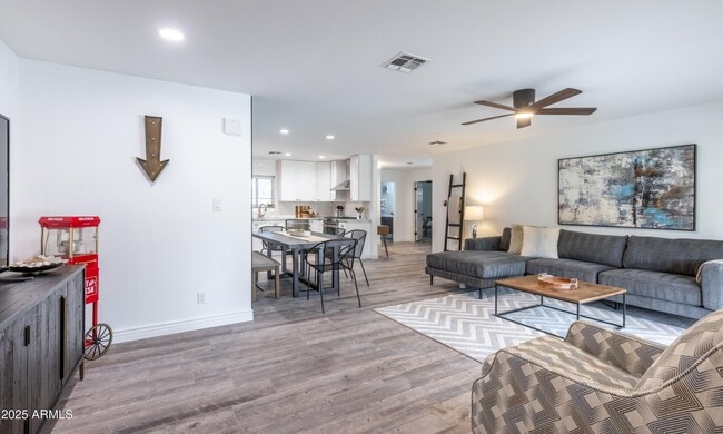 Building Photo - 4030 E Catalina Dr