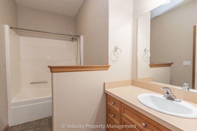 Building Photo - Charming Single Level Home!