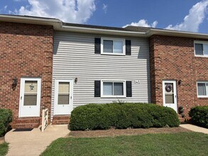 Building Photo - 141 Rolling Oaks St