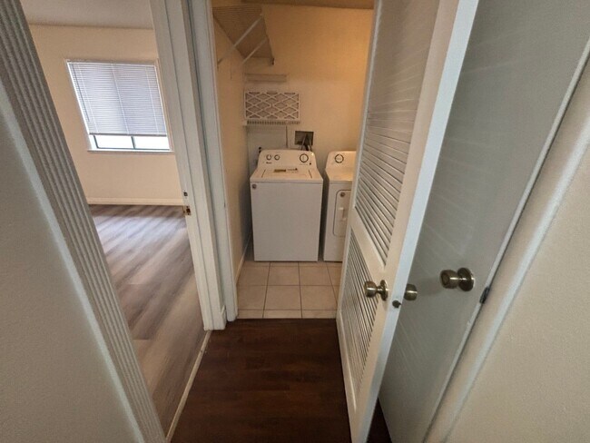 Building Photo - 2 Br/2 Ba. Condo on 2nd fl.